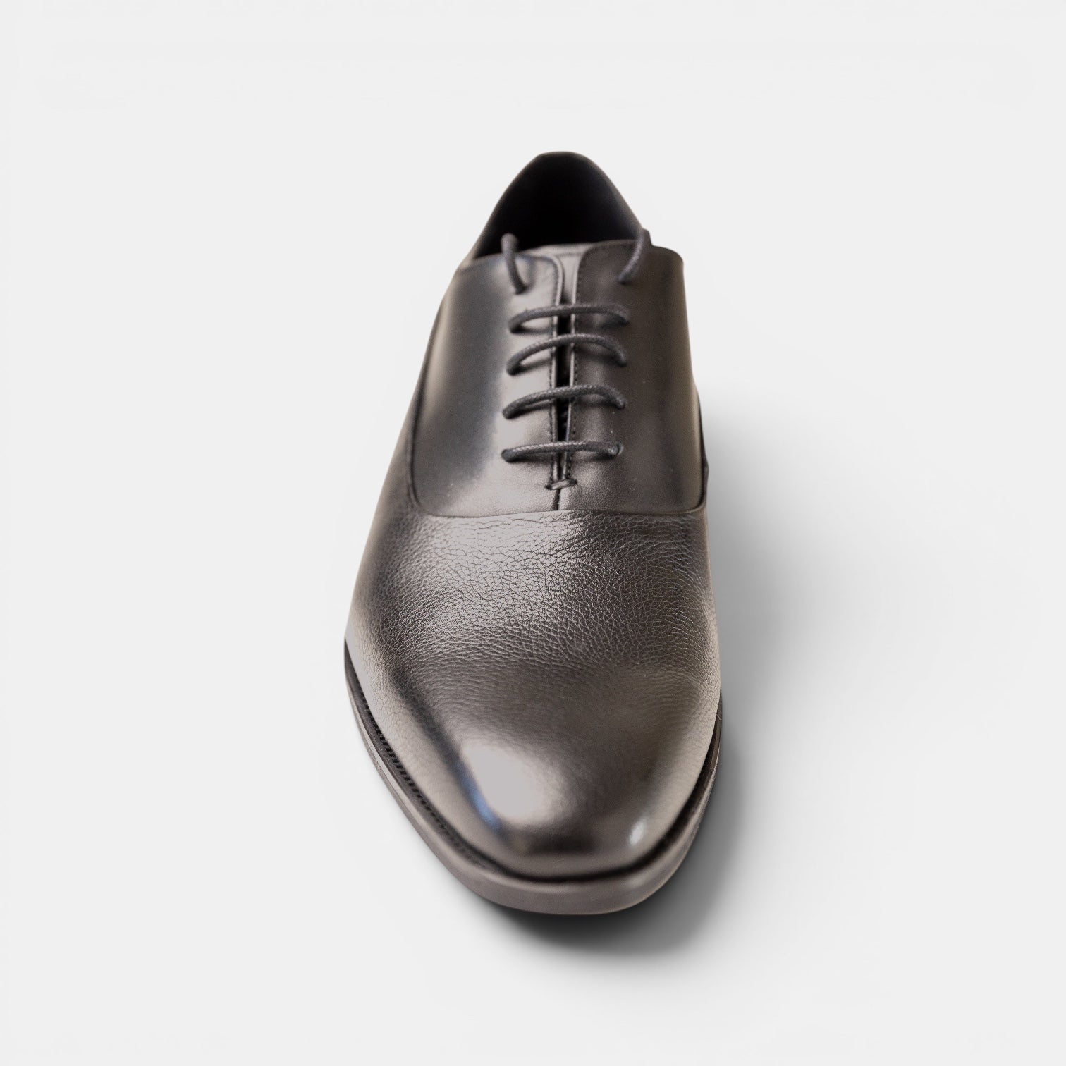 Barcon Getta Inc LUSAKA Oxford dress shoes in dark charcoal graphite. Full grain leather with smooth vamp and pebbled quarter. Plain toe, closed lacing.