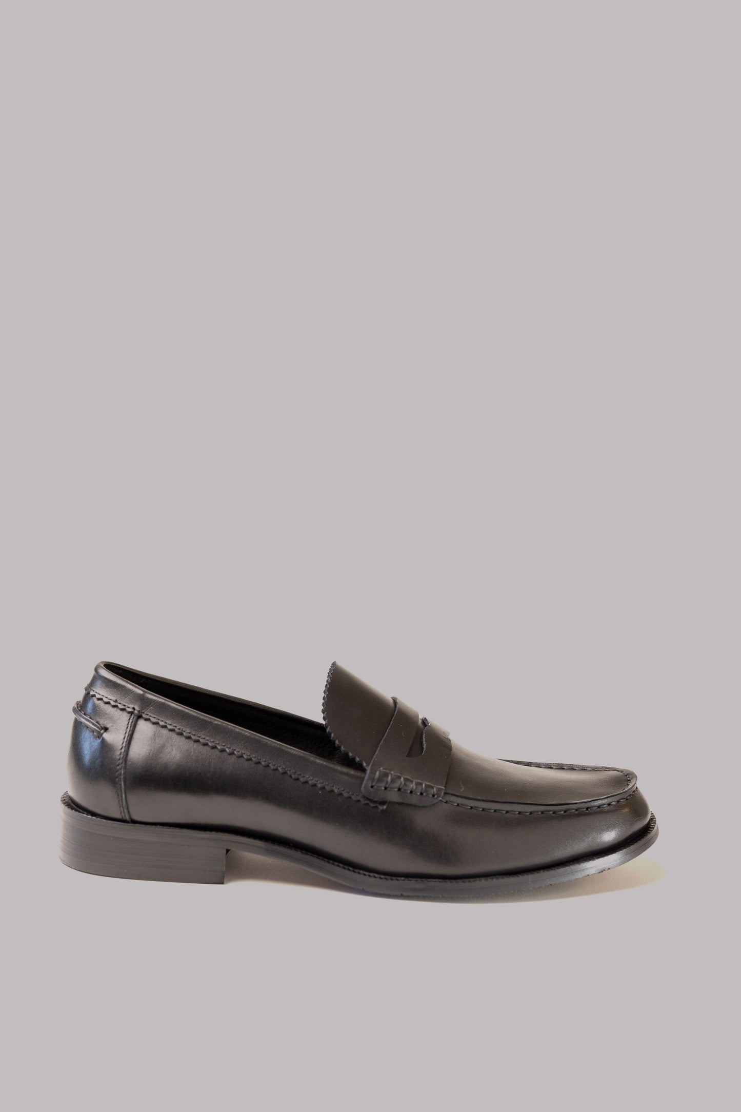 A full grain leather shoe that is handmade in Ottwa, Canada with the highest quality. The shoe is made from 100% leather and has a full leather insole liner for comfort - The best Leather shoe in Canada.