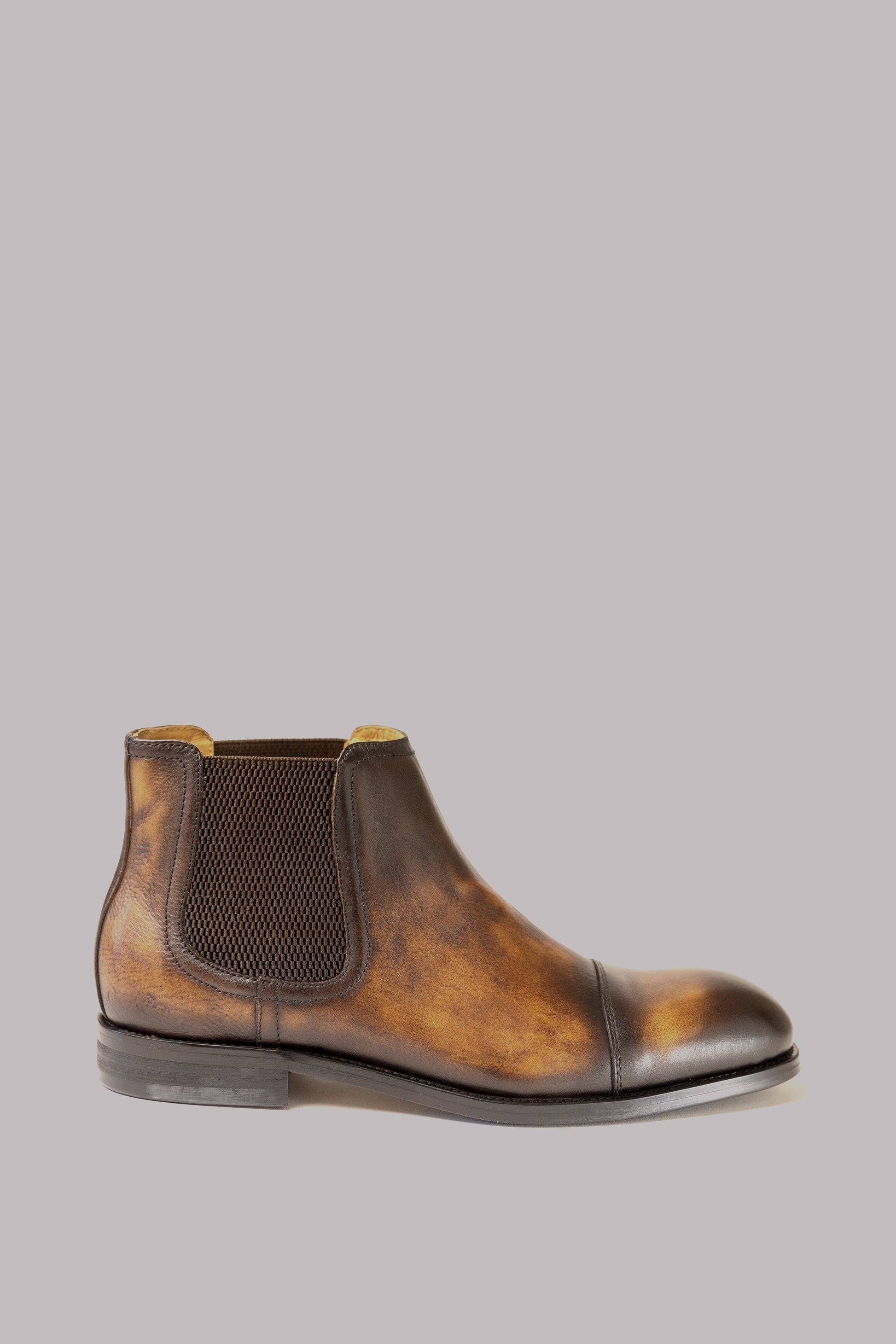 The best leather boots that is handmade in Ottwa, Canada with the highest quality. The shoe is made from 100% leather and has a full leather insole liner for comfort - The best Leather shoe in Canada.