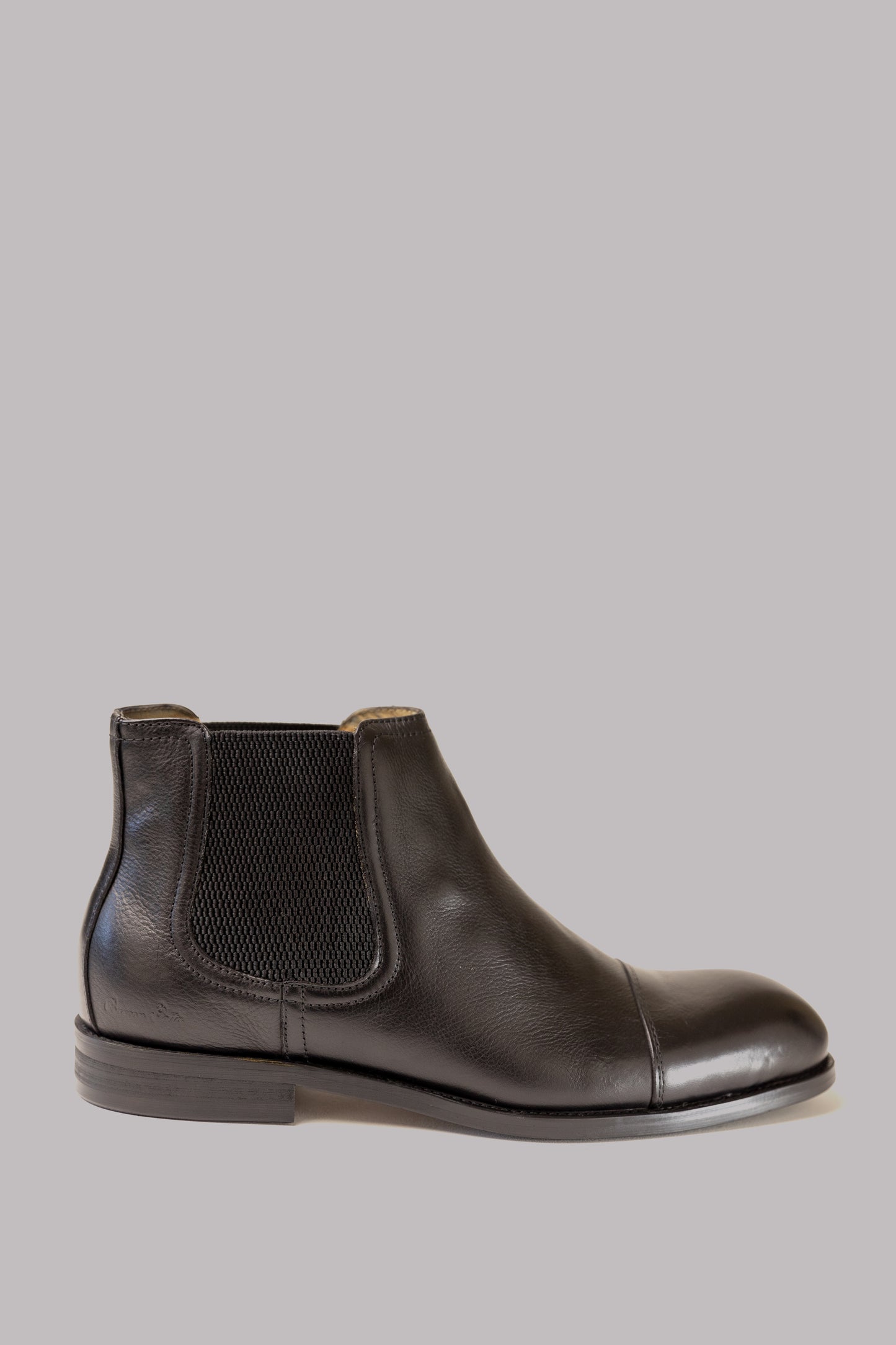 The best leather boots that is handmade in Ottwa, Canada with the highest quality. The shoe is made from 100% leather and has a full leather insole liner for comfort - The best Leather shoe in Canada.