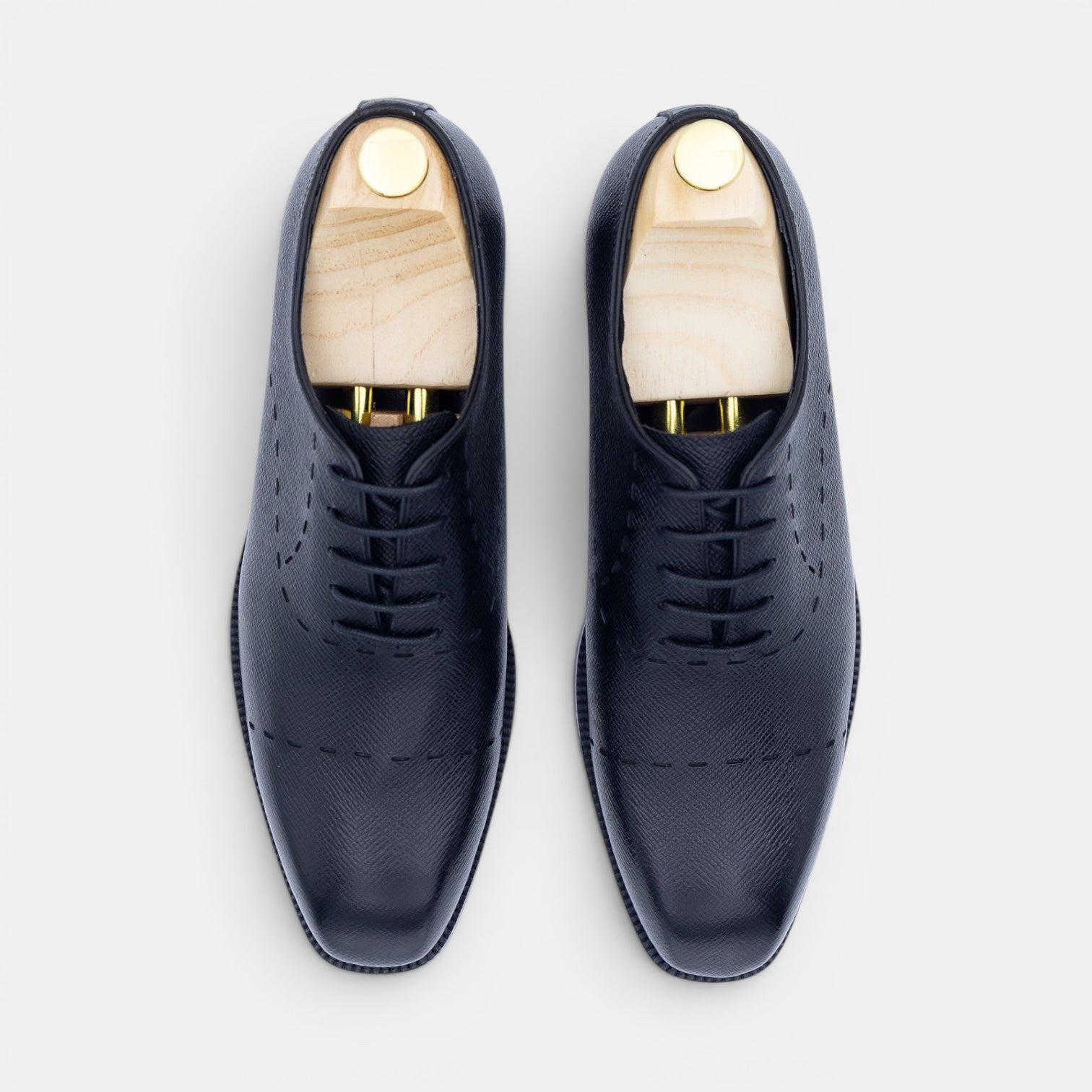 Barcon Getta Inc. HAKURI classic Oxford dress shoes in charcoal grey Saffiano leather with decorative stitching. Plain toe.